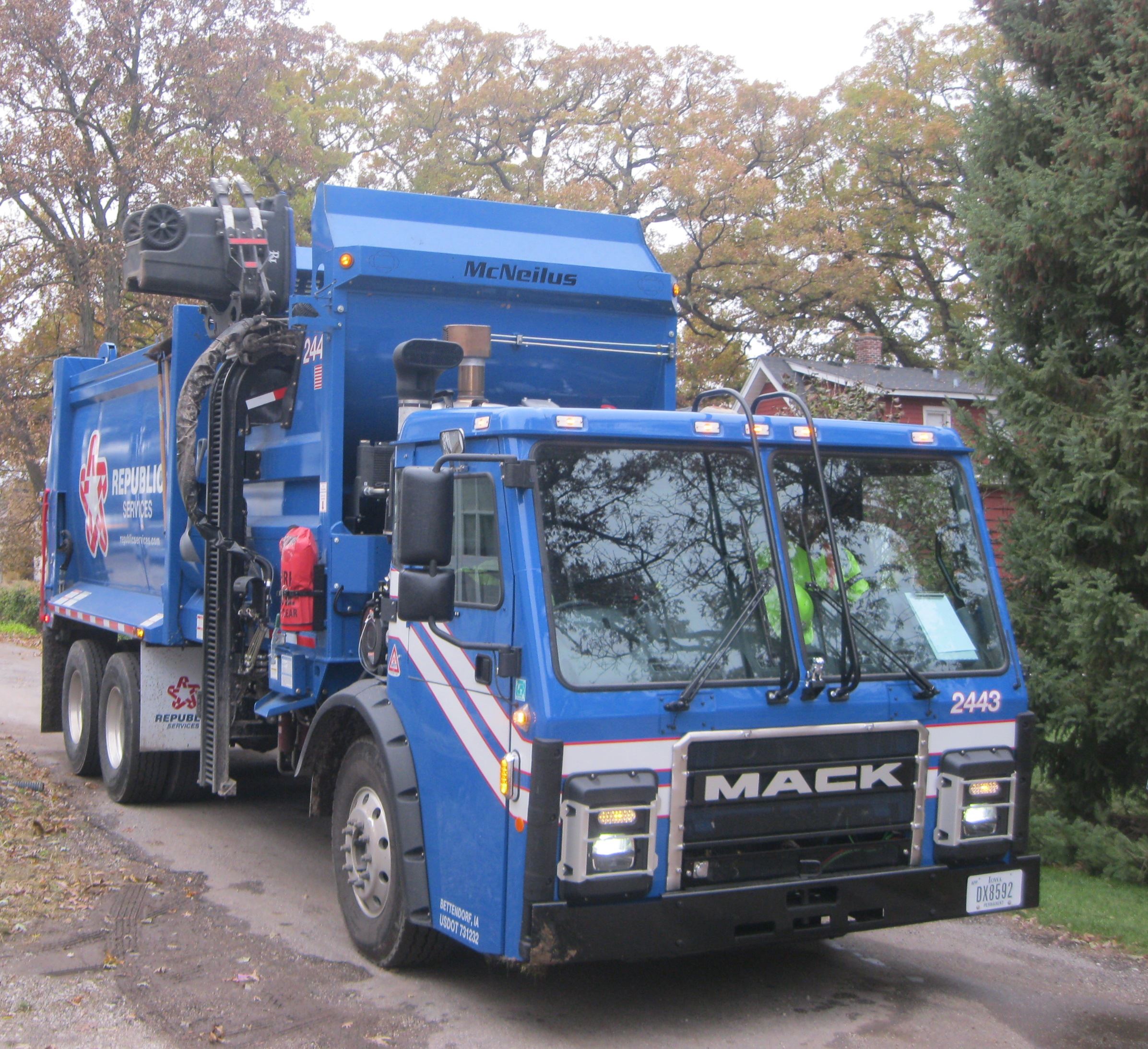 Republic Services recycling truck 